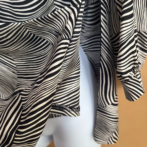 Trina Turk Black and White 100% Silk Swirl Blouse Size Small - Picture 5 of 16